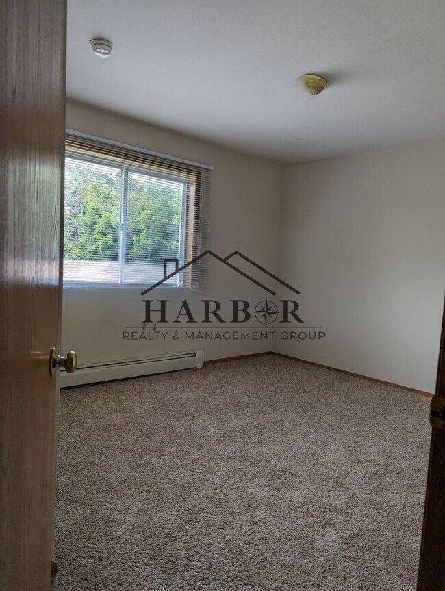 Foto del edificio - 2 Bedroom 1 Bath Partially Renovated - Cou...