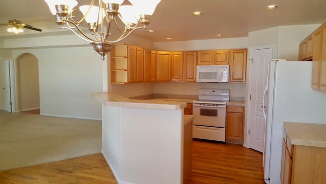 Building Photo - 2801 Glen Oak Dr