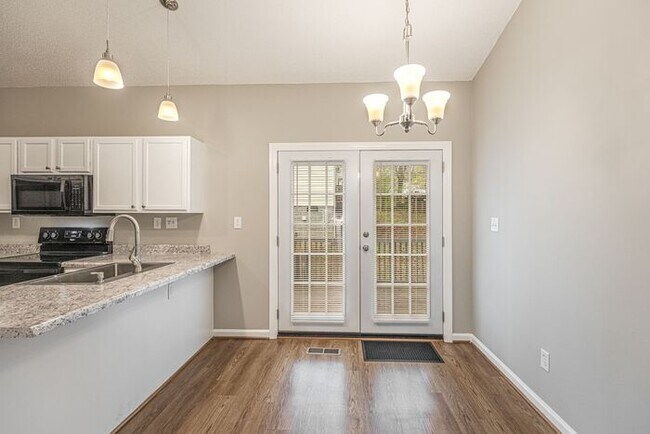 Foto del edificio - Like New Home off Freeman Mill. Just Paint...