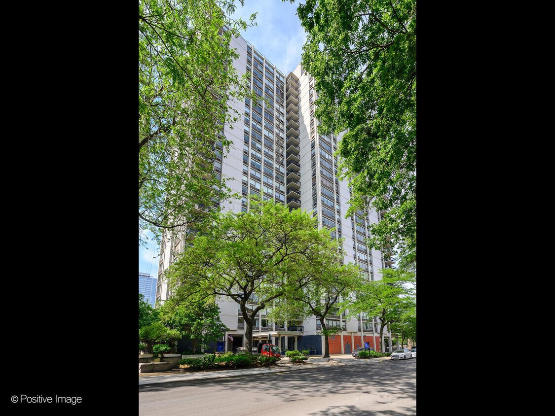 Foto principal - 1360 N Sandburg Terrace