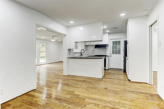 Building Photo - 5429 Lincrest Ln
