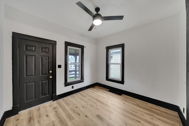 Building Photo - 705 New Hampshire St