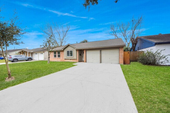 Building Photo - 5811 Cartagena St