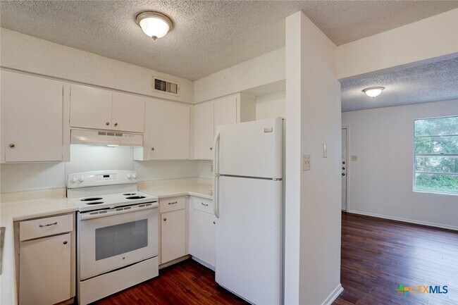 Foto del edificio - 748 Old Martindale Rd