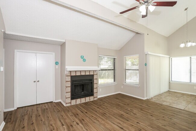 Foto del edificio - 6306 Pilgrim Ln