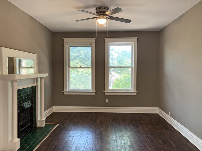 Salón con abundante luz natural - 5201 Murdoch Ave