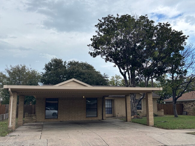 Photo - 1212 N Creek Dr House