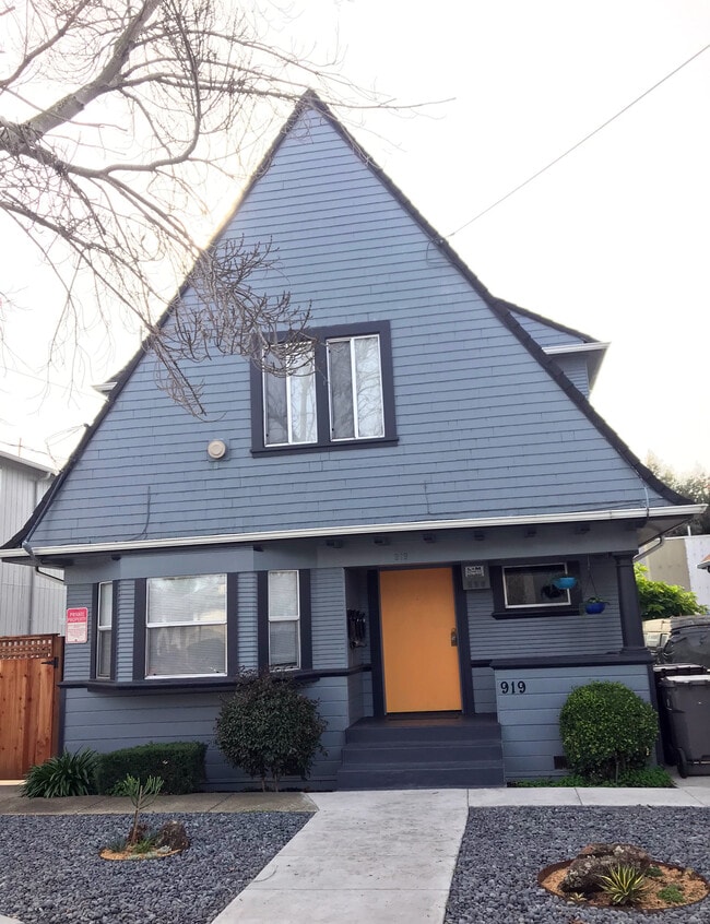 Building Photo - 919 60th St