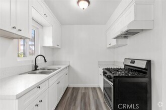 Building Photo - 925 W 76th St