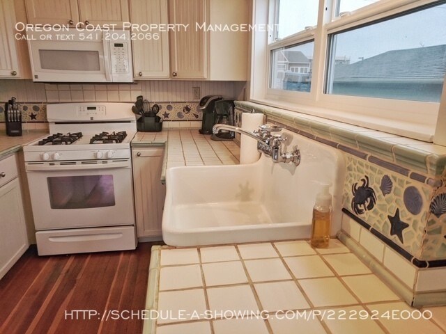 Building Photo - Ocean Front Furnished 4 Bedroom House!
