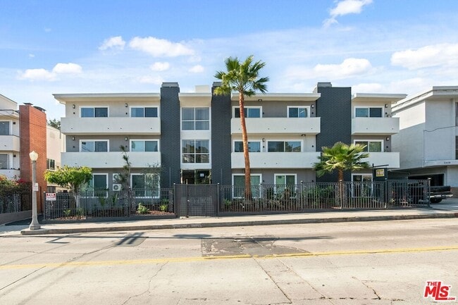 Building Photo - 2447 Beachwood Dr