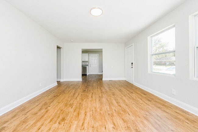 Building Photo - NEWLY RENOVATED 2 bedroom, 1 bathroom at G...