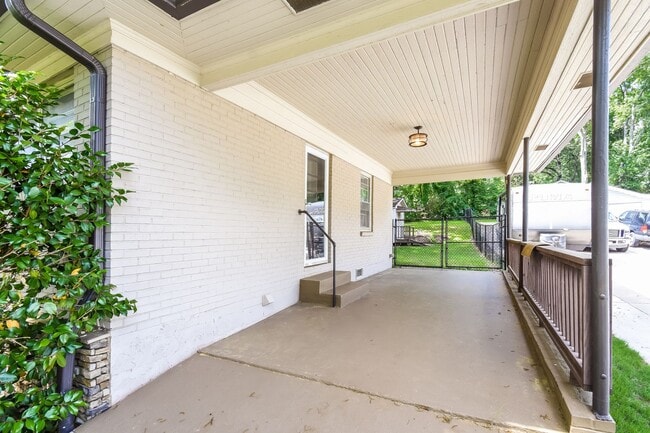 Building Photo - Charming Renovated 2-Bedroom Ranch with Fe...