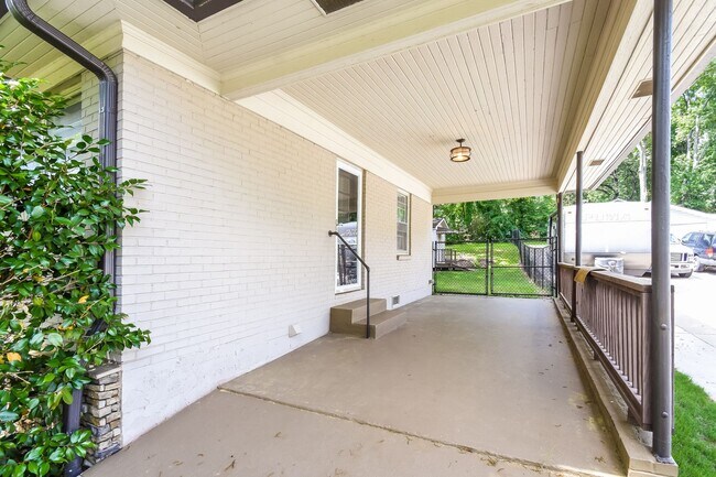 Foto del edificio - Charming Renovated 2-Bedroom Ranch with Fe...