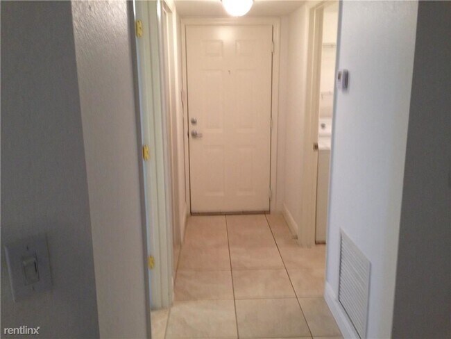 Building Photo - 1 br, 1 bath Condo - 2564 Centergate Dr