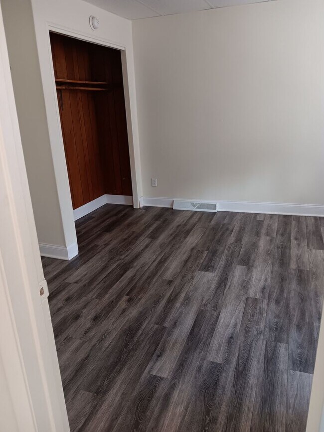 Building Photo - Quaint 1 BR SIngle Family Room in South Cu...
