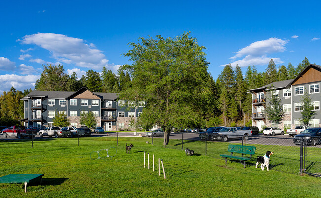 Un amplio parque para perros con equipos de agilidad. - The Highline Apartments