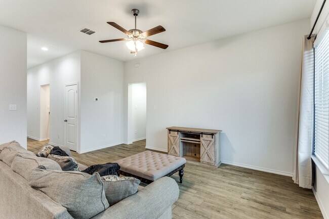 Building Photo - LIKE NEW HOME IN CROWLEY! READY TO VIEW!