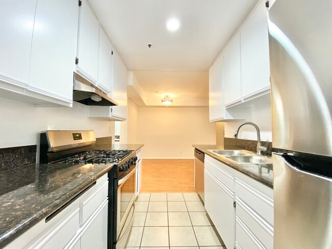 Building Photo - 8722 Burton Way