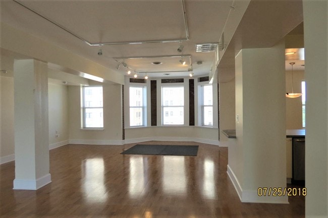 Building Photo - 4954 W Pine Blvd