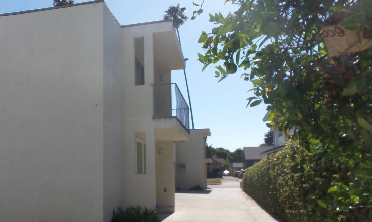 2 Story Townhouse Style Apartment - 110 S Curtis Ave