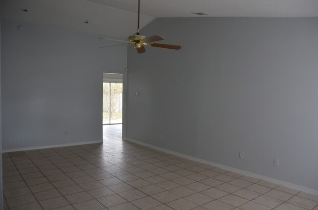 Building Photo - 1316 Holly Springs Cir