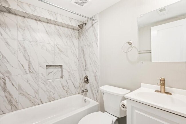 Foto del edificio - 4 bedroom in Chicago IL 60659