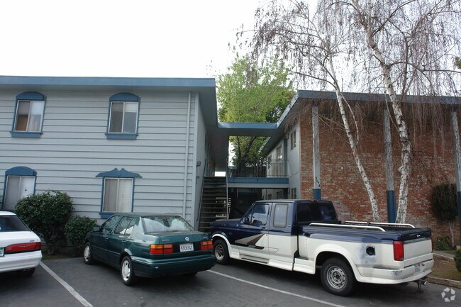 Building Photo - 2693-3673 Waterbury Ct