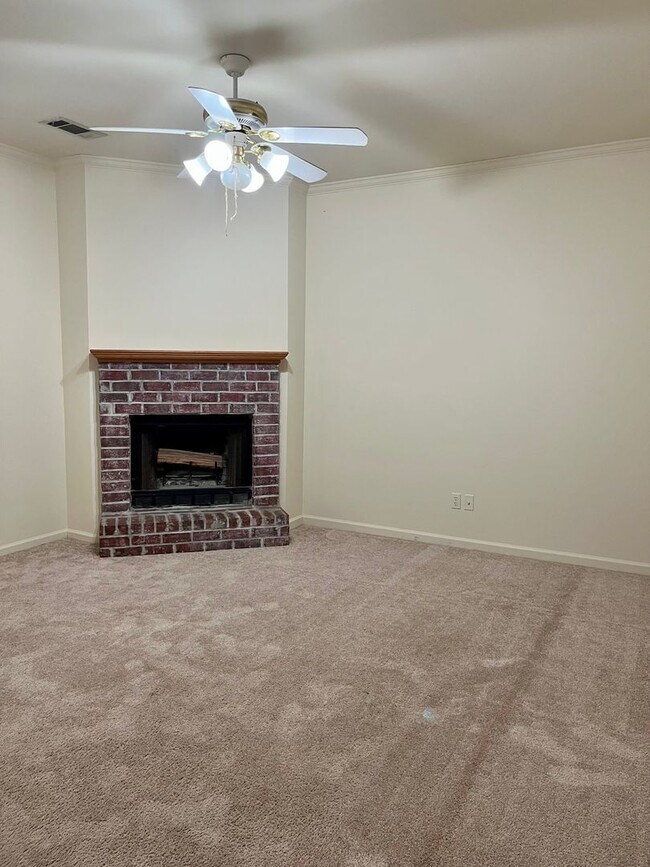 Foto del edificio - 3br/2ba house with backyard, dbl carport, minutes from LSU!