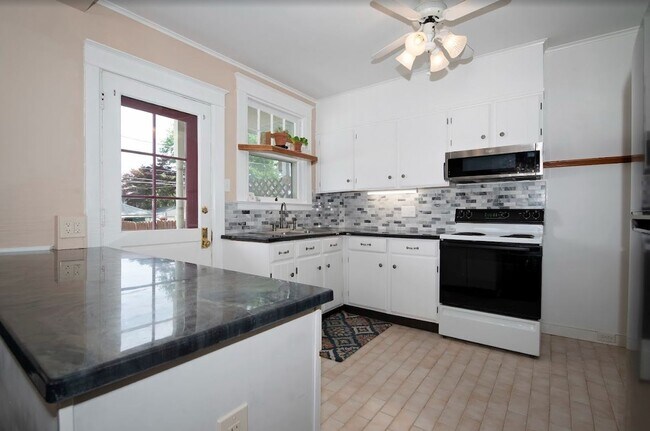 Foto del edificio - Spacious 3 Bedroom Duplex