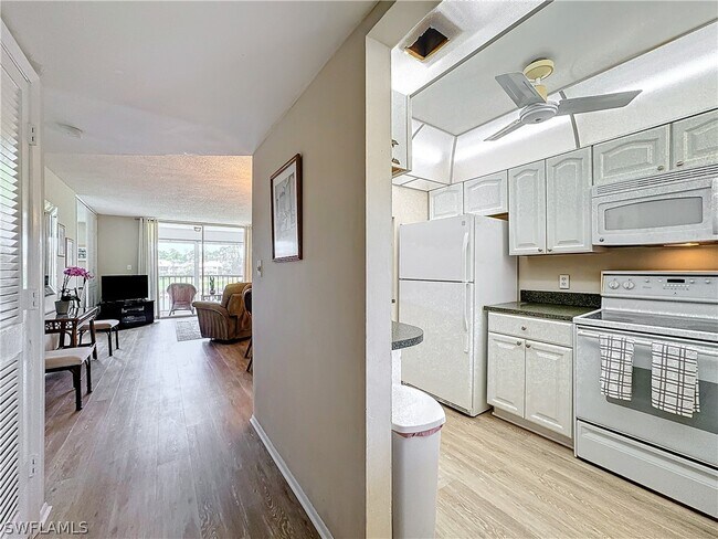 Foto del edificio - 300 Forest Lakes Blvd