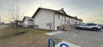 Building Photo - 9225-9293 93 Ave