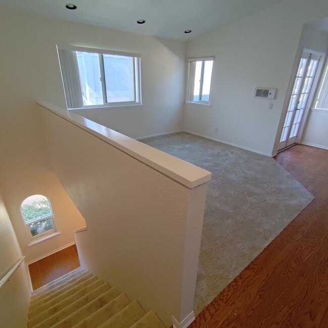 Building Photo - 2 Bedroom 2 Bath Townhome in North Pacific...