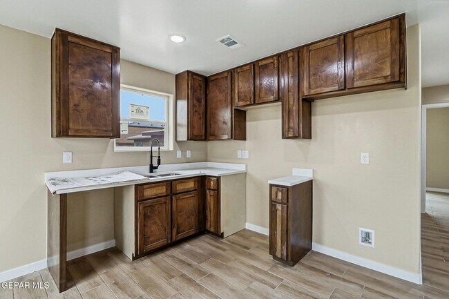 Foto del edificio - 6002 1/2 Pam McCall Drive Unit 3