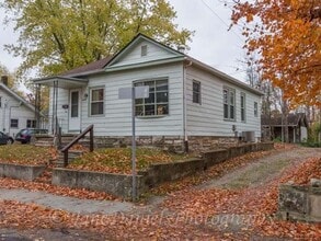 Building Photo - 806 N Lincoln St Building Photo - 806 N Lincoln St