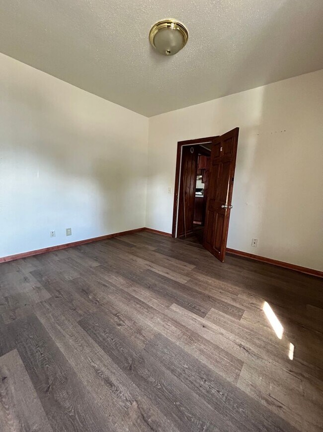 Building Photo - 2 Bedroom Single Family Home