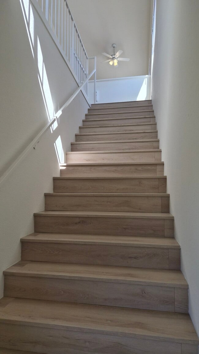 Escalera de acceso a la unidad - 15810 Normandie Ave