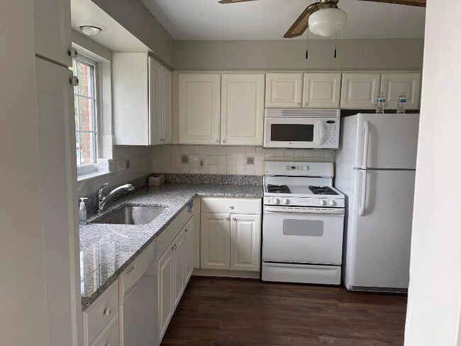 Building Photo - 471 Fox Hills Dr S