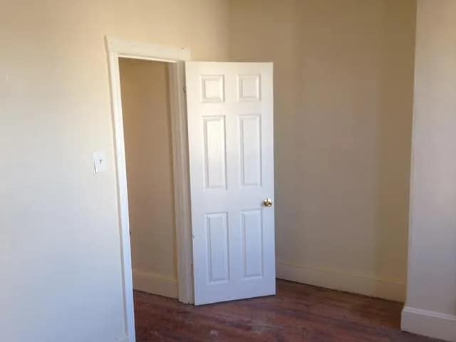 Building Photo - 2006 Bridge St