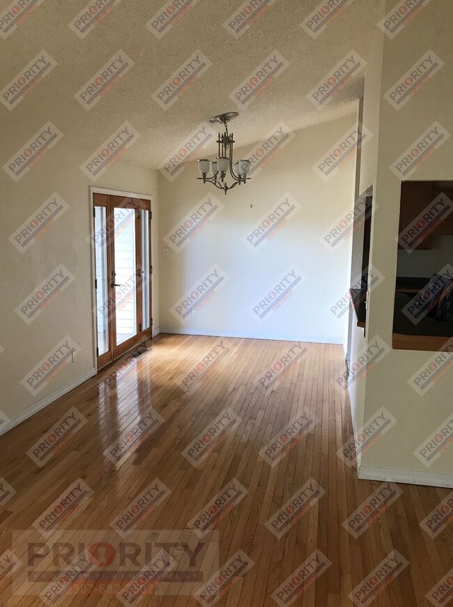 Building Photo - 3 bedroom, 2 bath 1,815 sqft