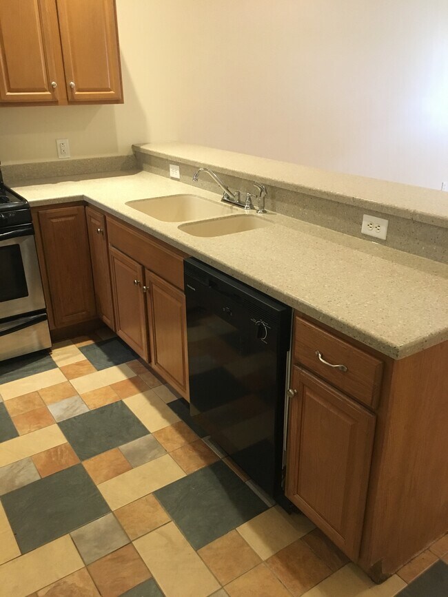 Building Photo - 1261 W Cary St