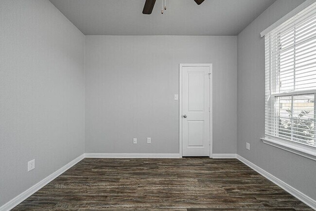 Foto del edificio - 1362 Kingsgate Dr