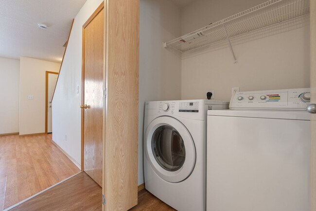 Building Photo - Spacious 2-Bedroom Duplex in SE Portland