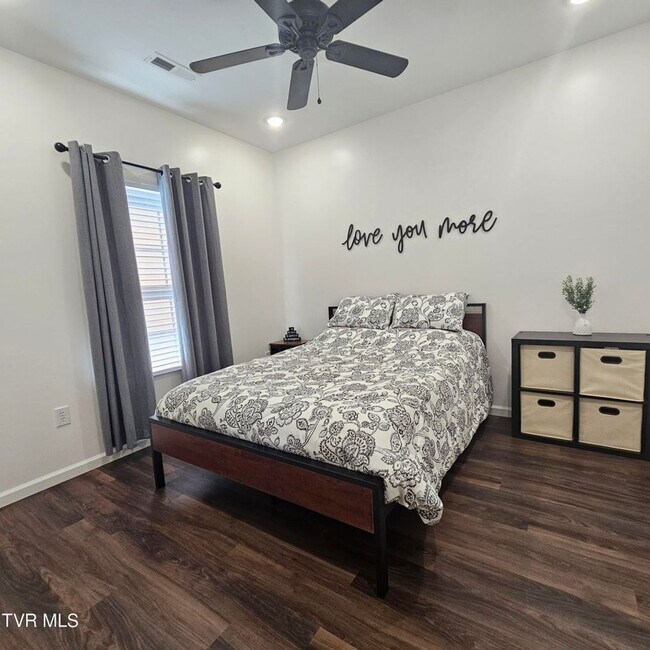 Foto del edificio - Modern 2-bedroom, 2 bathroom apartment convienent location