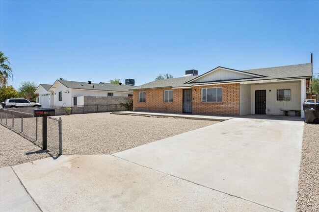 Foto del edificio - Completely updated minutes to Hiking at South Mountain!!!  Brand New Paint, Tile and Laminate Thr...