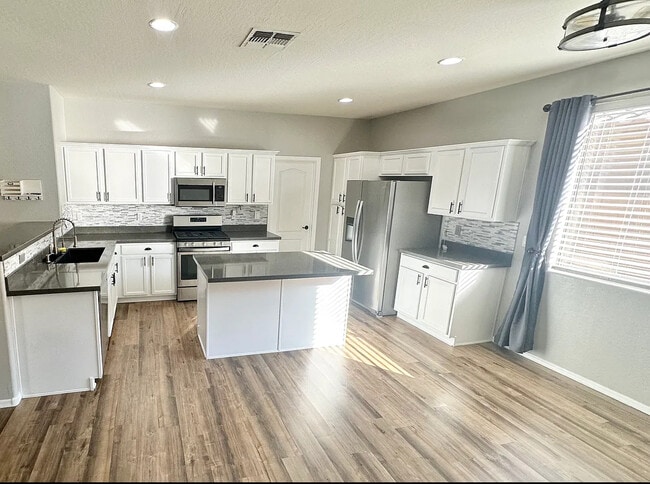 Building Photo - 12916 W Glenrosa Dr