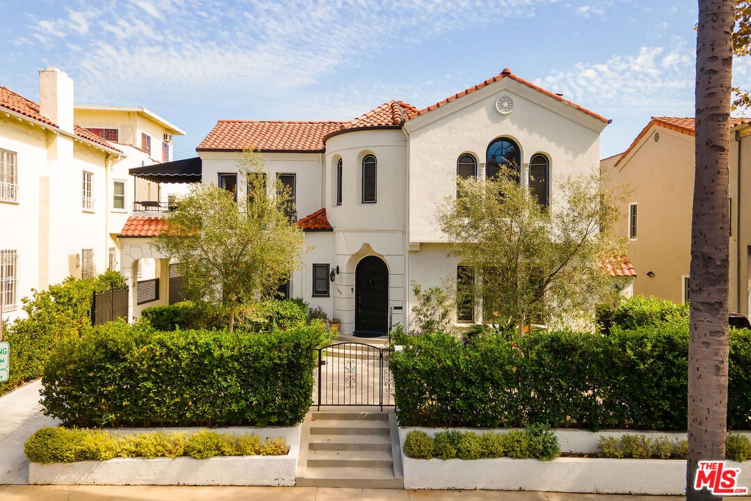 Foto principal - 144 S Orange Dr