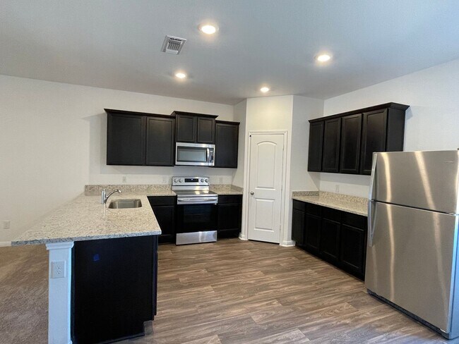 Building Photo - 2542 Sq Ft, 5 Bed 2.5 Ba - 2 Living Rms & Walk-In Shower - Jarrell