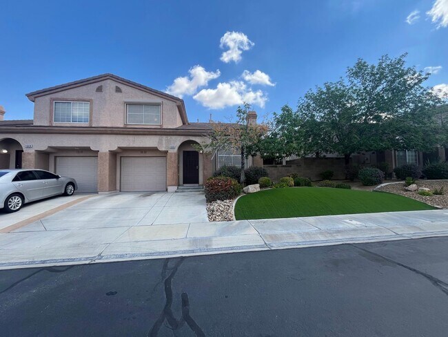 Building Photo - Charming Oversized 2 Bed, 2 Bath Townhouse...