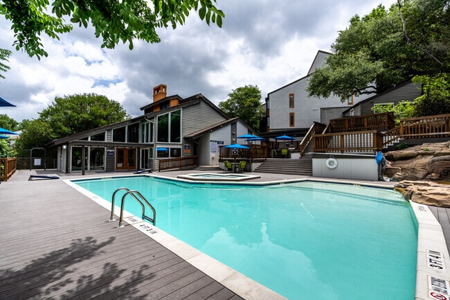 Piscina estilo resort con cascada - Capital Hills